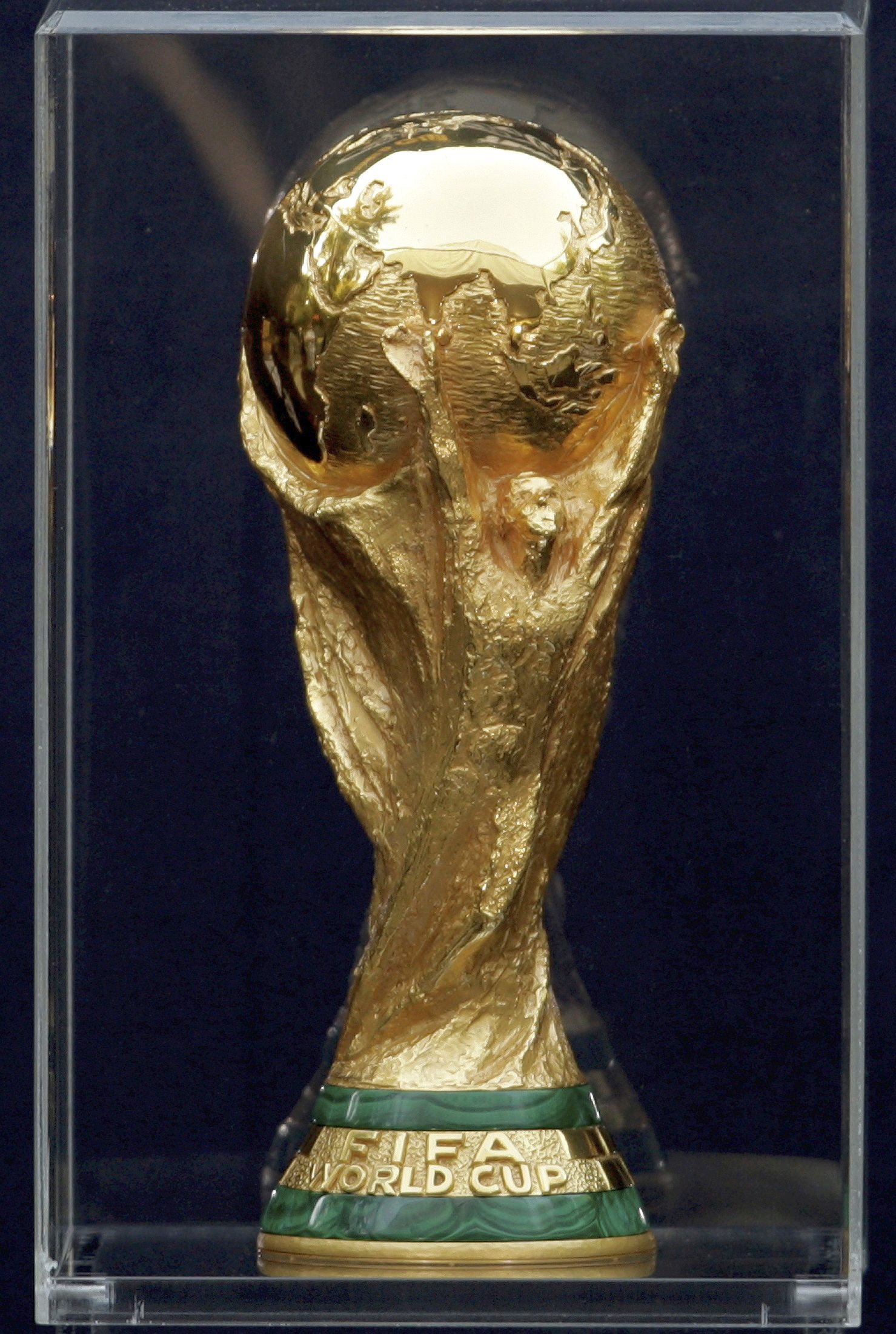 A tão cobiçada taça da Copa do Mundo de futebol | Daniel Aguillar / Reuters