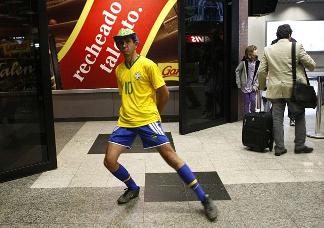 Pedala, PernaLonga - Assim que chegou ao hall de desembarque do Aeroporto Afonso Pena, o jardineiro Rodrigo Menezes chamou a atenção pelas passadas estranhas. Conforme o próprio explicou mais tarde, não eram passos, eram pedaladas.