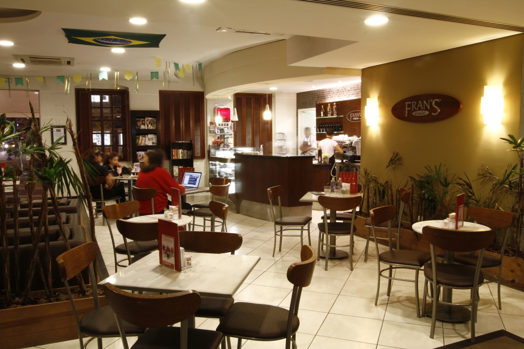 Frans Café, da Rua Gonçalves Dias: o projeto da arquiteta da rede Sonia Pitelli Campos prima pela boa disposição do paisagismo e da iluminação no ambiente interno e externo | Fotos: Daniel Derevecki/Gazeta do Povo