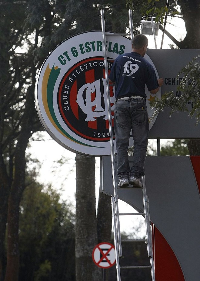 Funcionário personaliza o símbolo do Atlético para o período de preparação da seleção brasileira no centro de treinamentos do clube | Valterci Santos/Gazeta do Povo
