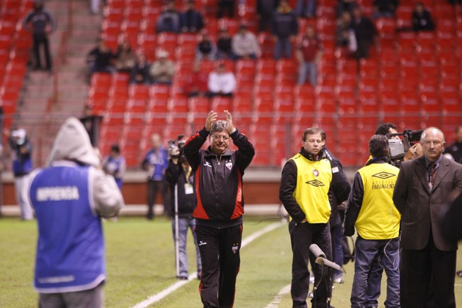 Técnico do rival goiano, Geninho foi o nome chamado pela torcida quando o Atlético-PR não rendia em campo | 