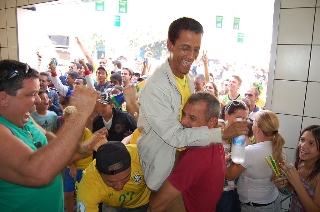 O pai de Nilmar, Niton Honorato da Silva, no começo da comemoração que tomou conta das ruas da cidade de Bandeirantes, no Norte Pioneiro | Marco Martins/Gazeta do Povo