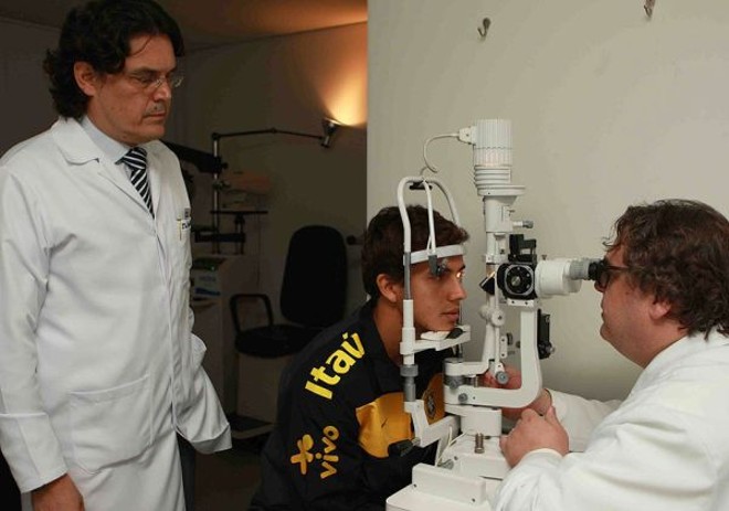 Intimidade via CBF -Os jogadores da seleção completam hoje a bateria de exames médicos que estão realizando no Caju. Segundo o médico José Luís Runco, às 17 horas, todos os procedimentos serão encerrados. Os preparadores físicos Paulo Paixão e Fábio Mahseredjian iniciam as atividades físicas para o grupo, no campo e na sala de musculação. Nas imagens, fornecidas pelo site oficial da CBF, Kaká, Gilberto Silva e Juan fazem bicicleta ergométrica; e o paranaense Nilmar exame oftalmológico |