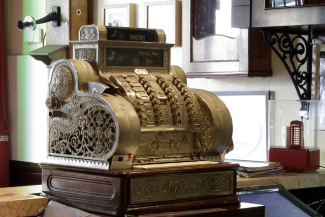...peças antigas da coleção do proprietário Victor Eimer, como a máquina registradora |