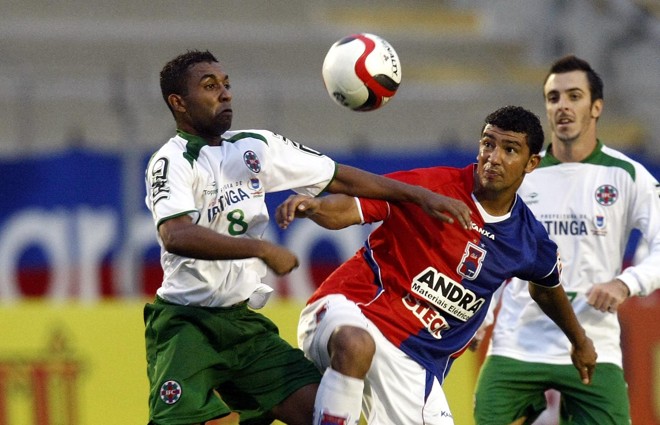 O Ipatinga chegou a usar a força para tentar vencer a marcação paranista, mas no fim prevaleceu a obediência tática Tricolor |