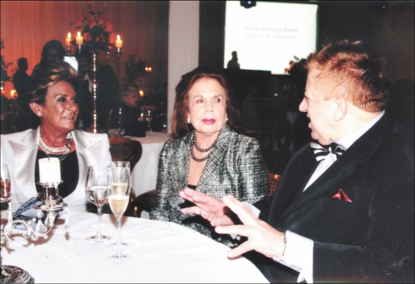 Chica Atherino, Odete Regina de Leão Camargo e o colunista | Confraternização no Castelo do Batel - IV - Fotos: Ricardo Garcia