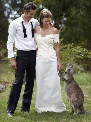 John e Gilly com a canguru Zoe. | Barcroft/Getty Images