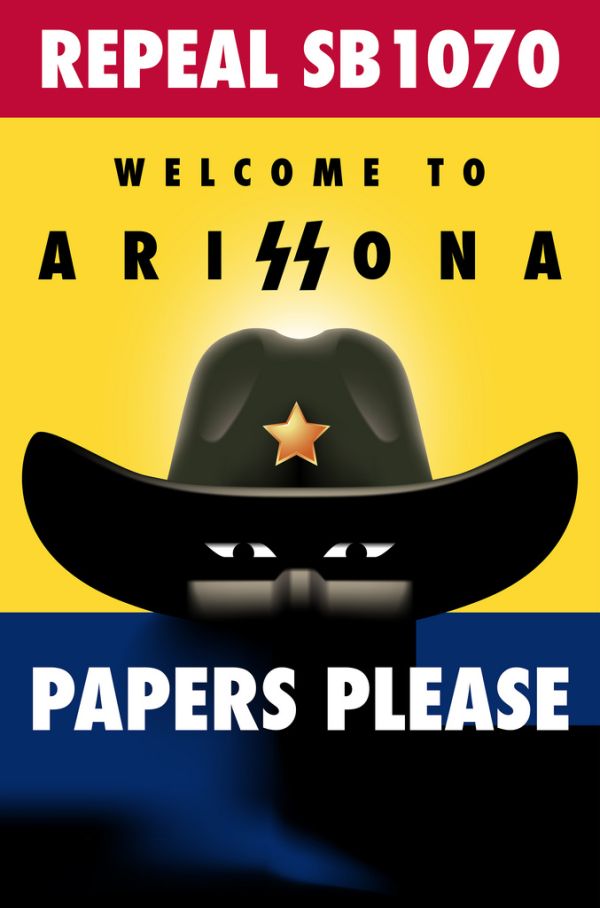 Cartaz pede a rejeição da lei, enquanto um policial pede documentos e Arizona é grafado com a insígnia da polícia nazista (SS) | Fibonacci Blues/Creative Commons