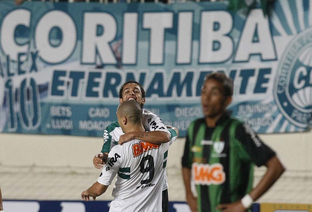 Rafinha festeja gol com o argentino Ariel: de herói, o meia atacante acabou virando vilão após a expulsão infantil | Valterci Santos/ Gazeta do Povo
