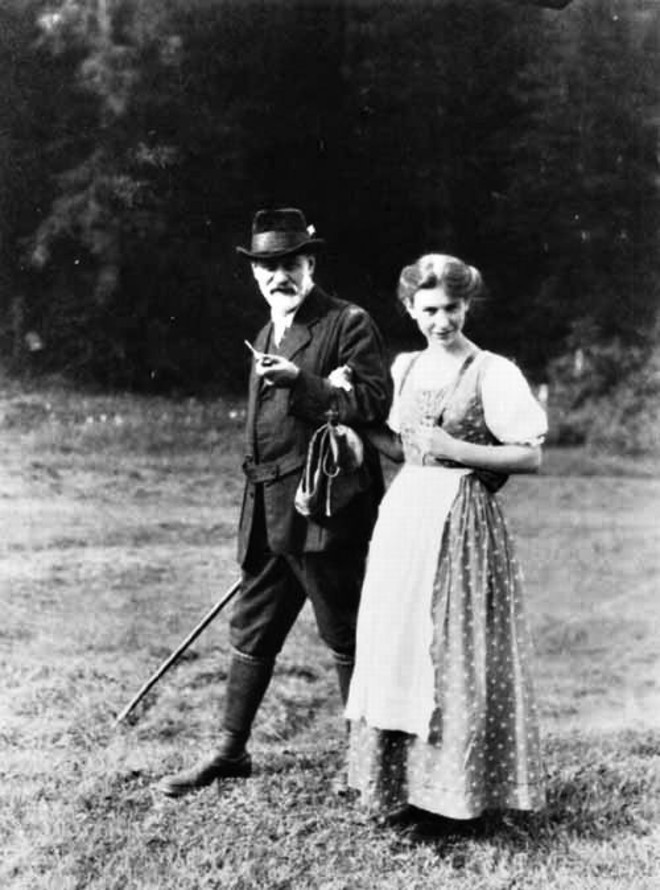 O psicanalista e a filha caçula, Anna, que seria a fiel guardiã de seu legado |