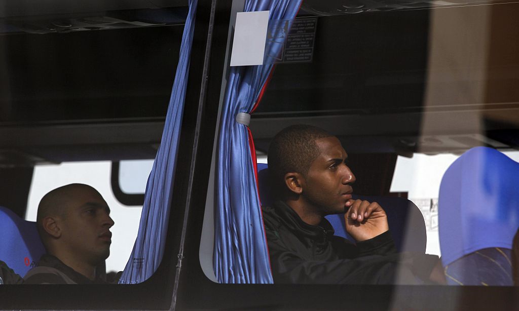 Marcos Paulo no ônibus para Joinville. Volante, de 20 anos, é uma das esperanças do Coritiba na Série B | Jonat han Campos/ Gazeta do Povo