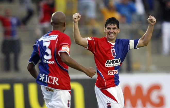 Após o apito final do árbitro, Luís Henrique (à direita) e Irineu comemoraram a estreia com vitória |