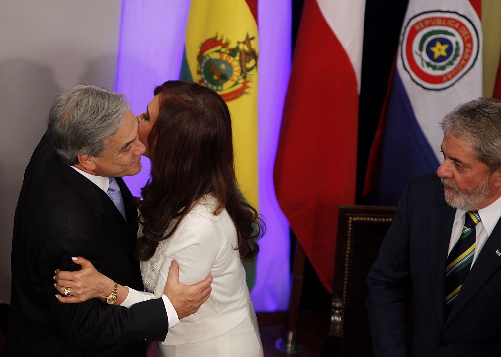 Cristina Kirchner cumprimenta o presidente chileno Sebastián Piñera ao lado de Lula durante evento comemorativo do bicentenário da República argentina | Reuters