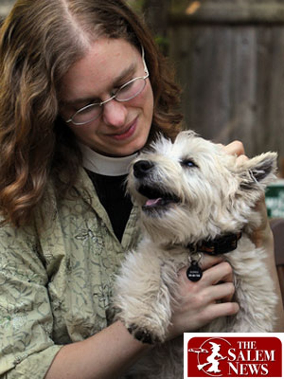 A reverenda Thea Keith-Lucas abraça seu pet, Pippin | Reprodução/The Salem News