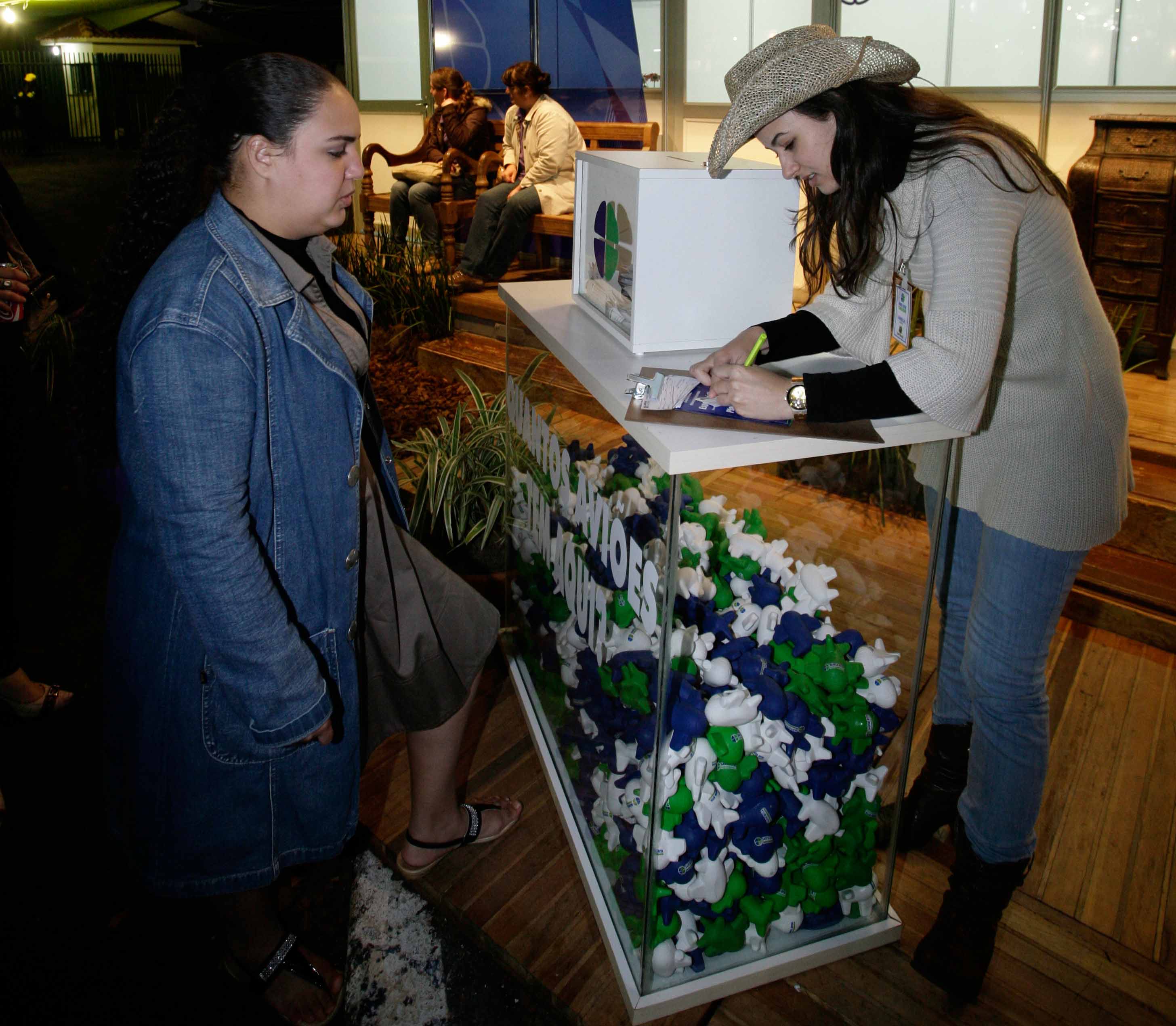 Para tentar ganhar um plano de saúde, Meire Ellen arriscou que há 875 aviõezinhos na urna | Divulgação/ Sociedade Rural de Maringá