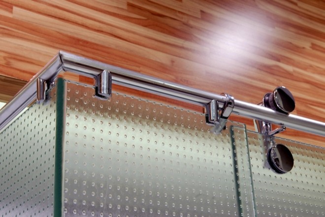 Box de canto com roldanas da Ideia Glass. Preço a partir de R$ 1 mil |