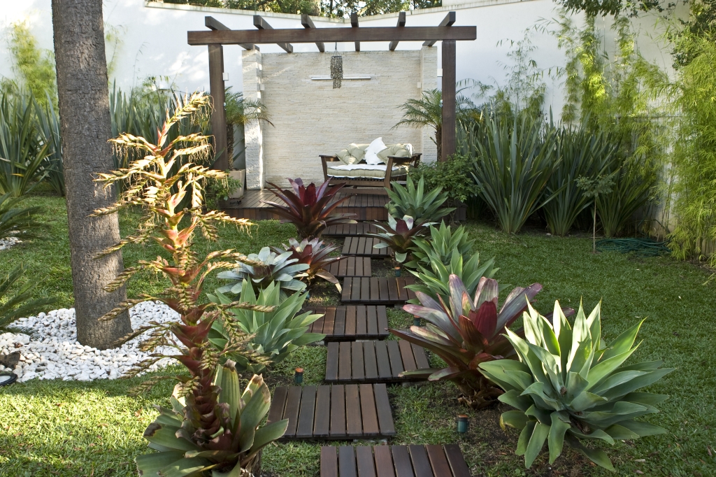 Projeto de paisagismo do escritório da arquiteta Elaine Zanon une conforto e beleza na área verde | Foto: Antônio Costa/Gazeta do Povo