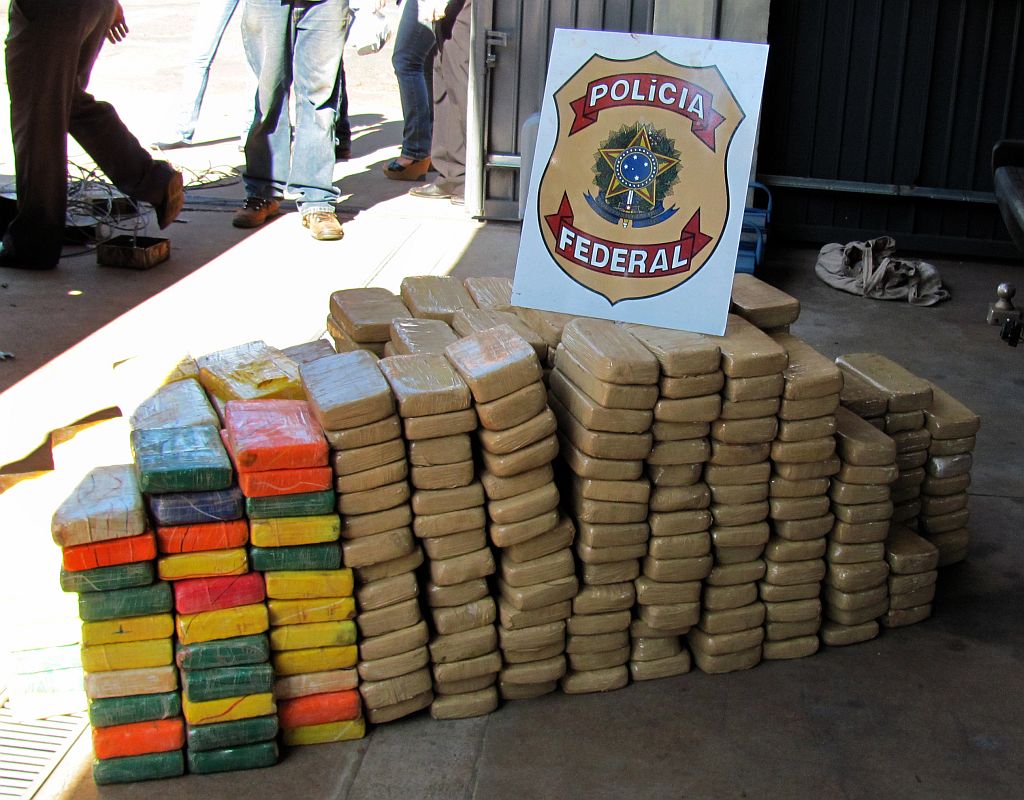 Apreensão de cocaína - Em meio à polêmica levantada pelo pré-candidato José Serra sobre as ações do governo da Bolívia para combater o tráfico de entorpecentes para o Brasil, a Polícia Federal apreendeu na madrugada de ontem dois caminhões transportando uma grande quantidade de cocaína procedente do país vizinho. Foi uma das maiores apreensões do gênero ocorrida até hoje no país. Por enquanto, a PF informa apenas tratar-se de meia tonelada. Até o fim da tarde de ontem, a droga estava sendo pesada pela PF de Três Lagoas, região leste de Mato Grosso do Sul | AE