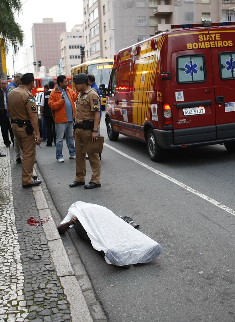 O motorista foi atingido quando desceu do veículo | Aniele Nascimento/Gazeta do Povo