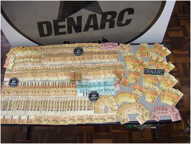 R$ 31 mil em dinheiro foram apreendidos pela polícia |