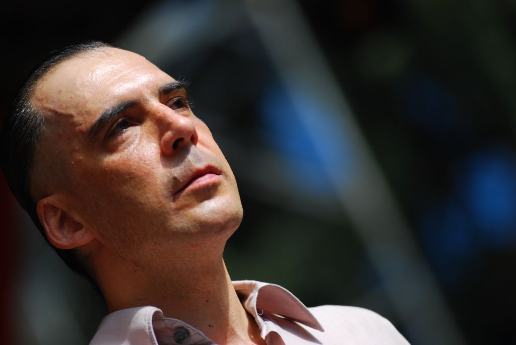 Perto de chegar aos 50 anos, Arnaldo Antunes não para de criar. Até relação tempestuosa com o cigarro vira obra de arte | Silvio Tanaka/Divulgação