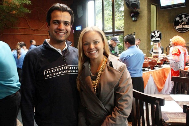 Guilherme Xavier de Oliveira e Marcela Miró prestigiaram a estreia da Santa Feijoada no bar Santa Marta, no último sábado |