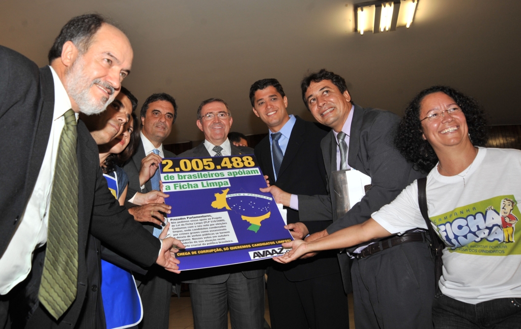 Deputados favoráveis do projeto de Ficha Limpa mostram carta com assinaturas favoráveis à proposta | José Cruz / Agência Brasil