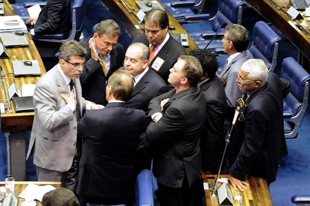 Negociação no plenário: os 76 senadores presentes na Casa votaram a favor da aprovação do projeto Ficha Limpa | Agência Senado