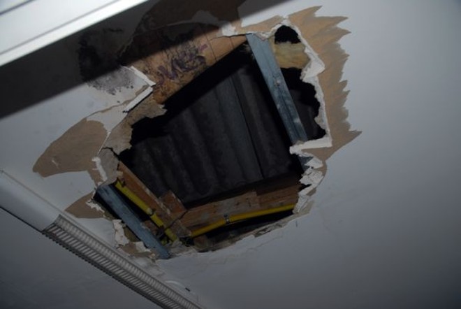 Buraco no teto do auditório, flagrado por Orlando Azevedo | 