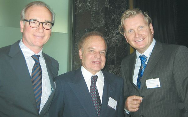 CONGRESSO EM MUNICH - Retornando da Alemanha o cirurgião plástico Arnaldo Miró, onde esteve como convidado para participar como representante do Brasil em encontro mundial sobre implantes de silicone, realizado no elegante Bayerpost Hotel em Munique. No evento, dr Miró (ao centro), foi recebido pelos anfitriões dr. Christian Gabka e dr. Ernst Magnus Noah |