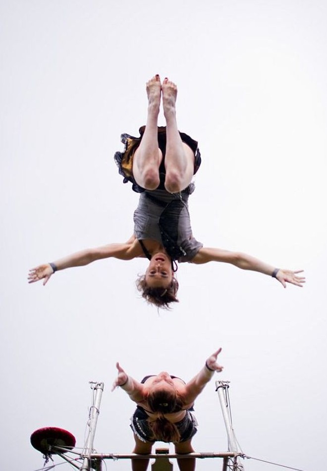 Pauline Hachette e Linde Hartman, da Bélgica, apresentam Variedades no FMC2010 |