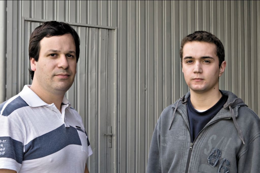 Leandro (de camisa listrada) e Eduardo: locais diferentes e mesma orientação | Antonio COsta / Gazeta do Povo