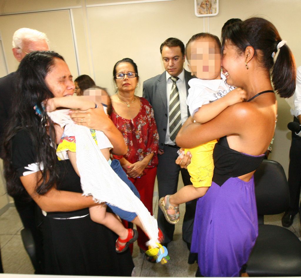 Emoção na devolução dos bebês: mães resistiram no começo, mas aceitaram | Renato Conde/O Popular/AE