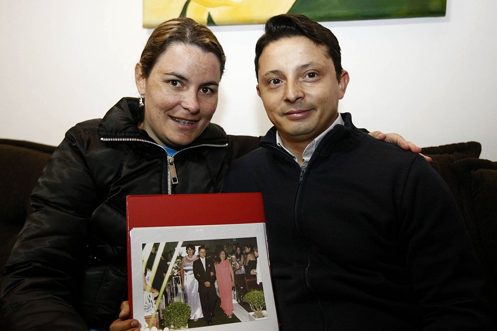 Juliana e Ricardo mostram a foto do casamento: internet reuniu a família | Pedro Serápio / Gazeta do Povo
