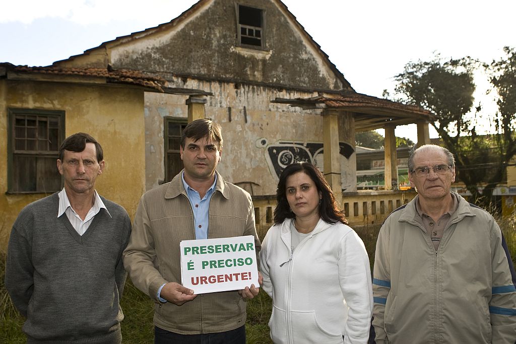 Carlos Chuelonk, Valdir Ales, Raquel Lucca e Antonio Biondan, do São Braz: recuperação da antiga casa polonesa | Antonio Costa/Gazeta do Povo