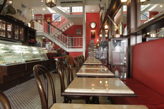 Café Metrópolis, próximo da Praça Espanha: decoração inspirada nas cafeterias francesas |