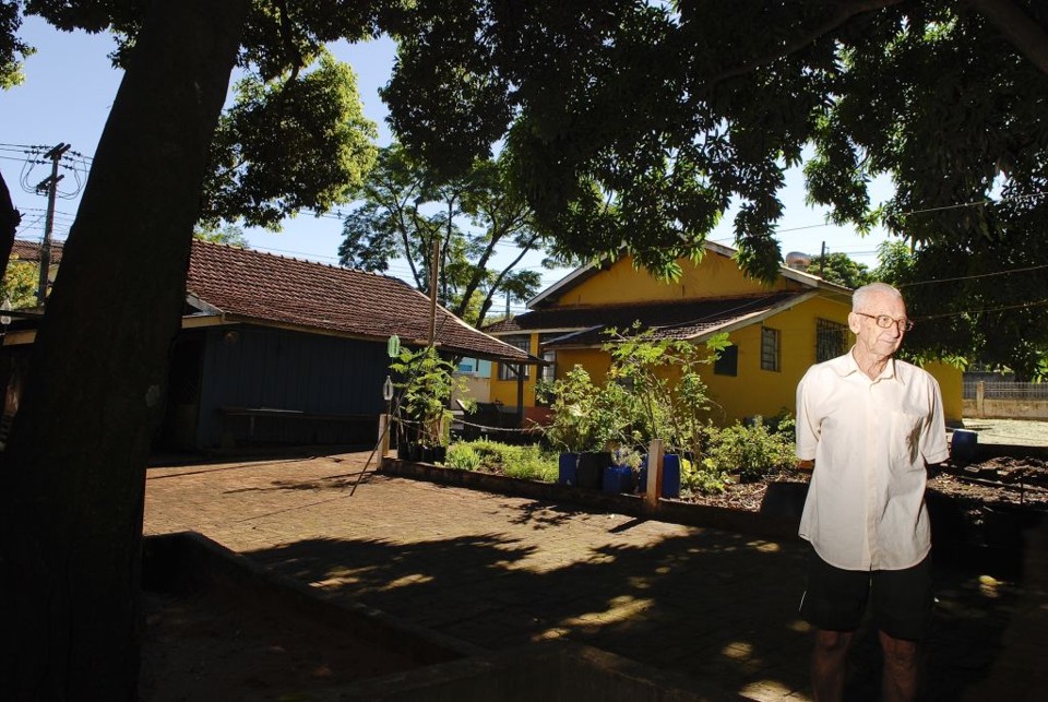 Juvenal Fusinato e seu imóvel querido: terreno guarda lembranças da infância dos filhos e é objeto de desejo de imobiliárias e compradores  particulares em Maringá | Fábio Dias/Gazeta do Povo