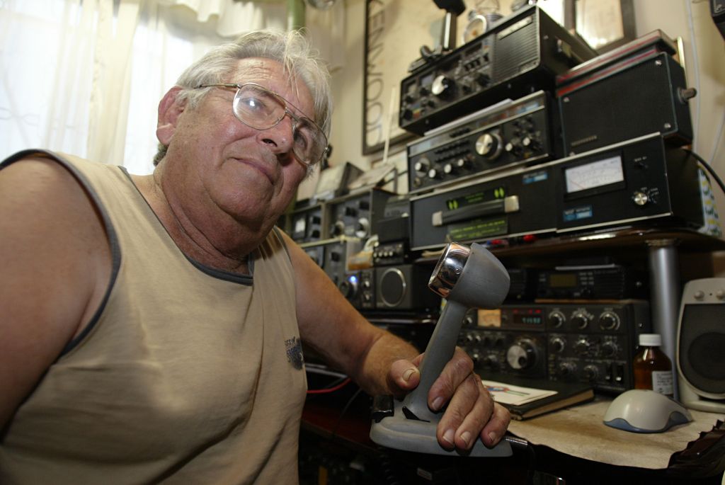 Carlito Klein, há 60 anos na atividade, fala em alemão pelo rádio... | Henry Miléo/Gazeta do Povo