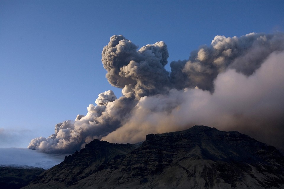 A erupção do Eyjafjallajokull produziu uma quantidade muito pequena de emissões, lançadas a altitudes baixas. As cinzas é que foram muito para o alto, sendo espalhadas pelas correntes da troposfera | Ingolfur Juliusson/Reuters