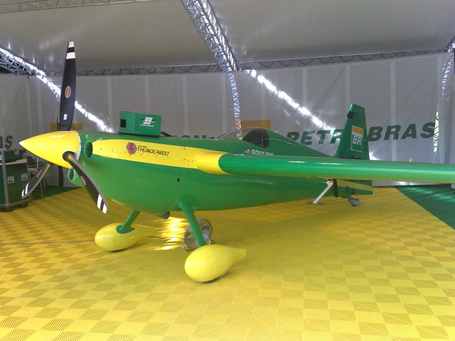 Avião do piloto norte-americano Michael Goulian estacionado no pátio da Força Área Brasileira no aeroporto Santos Dumont | 