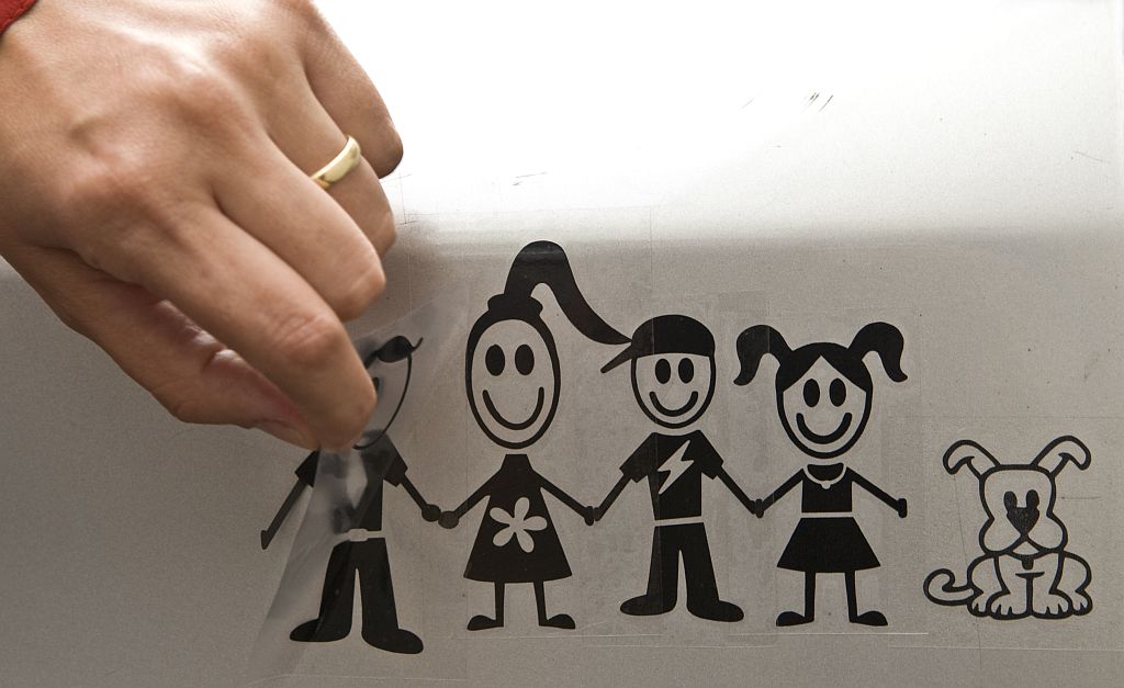 Pai, mãe e filho: adesivos para carros são vendidos separadamente, o que permite montar famílias com diversas formações | Antonio Costa / Gazeta do Povo