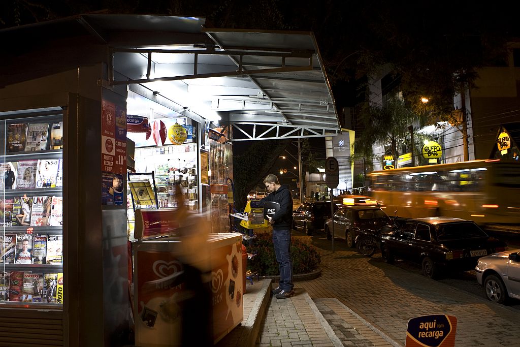 Uma luz na escuridão: na era da informação on-line, as bancas ainda são referência | Antonio Costa/Gazeta do Povo