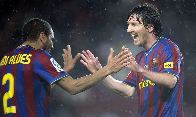 Daniel Alves e Messi conduzem Barcelona a mais uma vitória | Lluis Gene/AFP