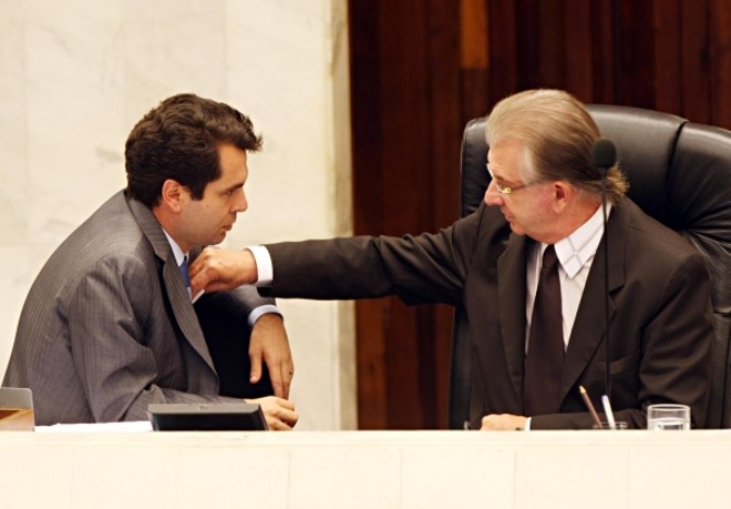 ...Ele aproveitou para trocar mensagens com o primeiro-secretário Alexandre Curi (PMDB)... | 