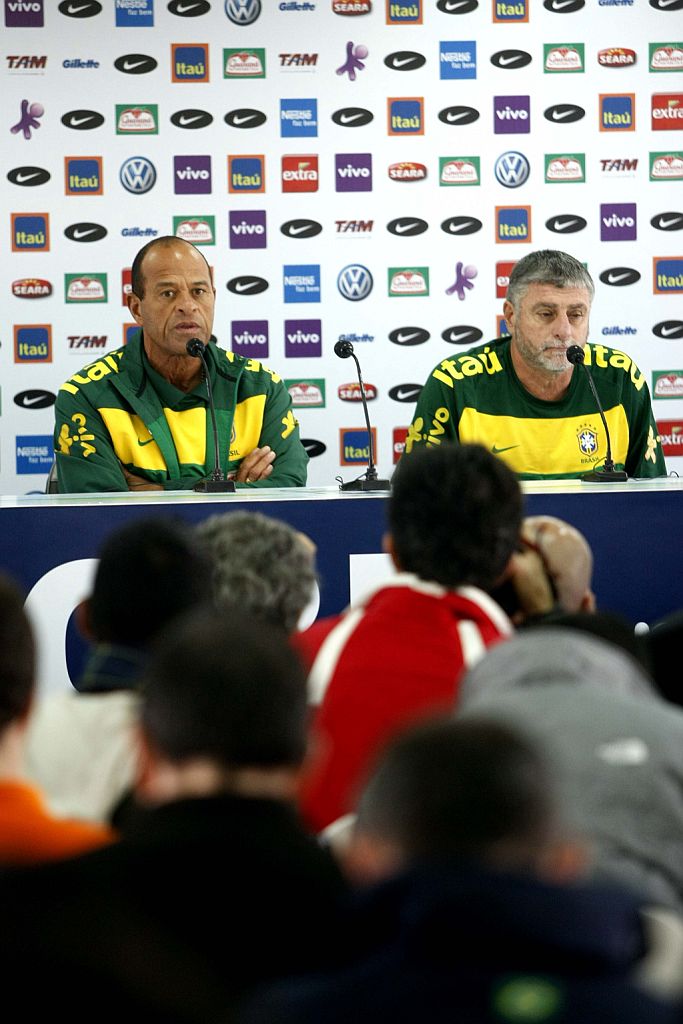 O preparador físico Paulo Paixão e o médico José Luís Runco durante entrevista coletiva ontem, no CT do Caju | Valterci Santos/ Gazeta do Povo