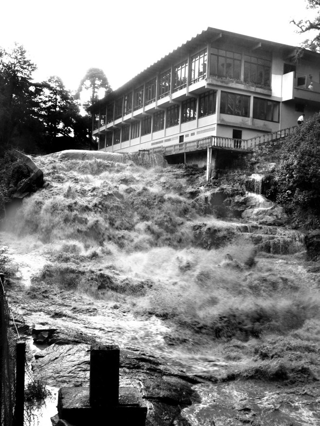 Para que não esqueçamos das grandes enxurradas com que Curitiba foi brindada pelas ditas enchentes de São Miguel  agora sabidas como sendo obras do El Niño  nos meses de outubro de 2009 a abril de 2010, aqui vai a fotografia de mais um rio que corta a cidade, no bairro de Santa Felicidade. O Rio Uvu, com a sua famosa cascatinha junto ao restaurante que leva o seu nome. A foto vale pelo fenomenal volume das águas | 