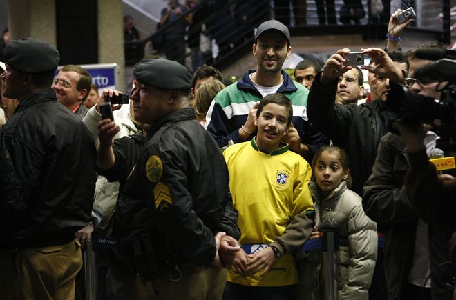 Yuri e o filho Kawan saíram decepcionados do Aeroporto Afonso Pena |