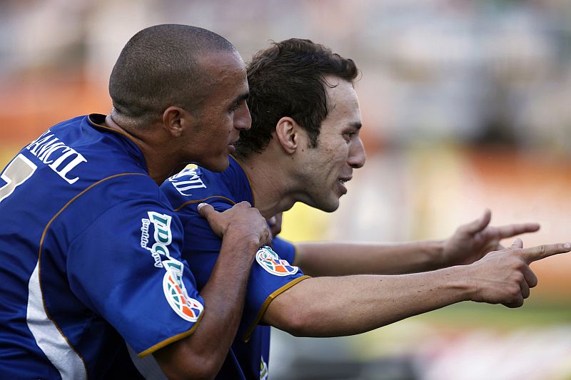 Branquinho, à direita, comemora um gol marcado pelo Santo André: meia chega para ser uma opção de parceiro para Paulo Baier | Paulo Withaker/Reuters