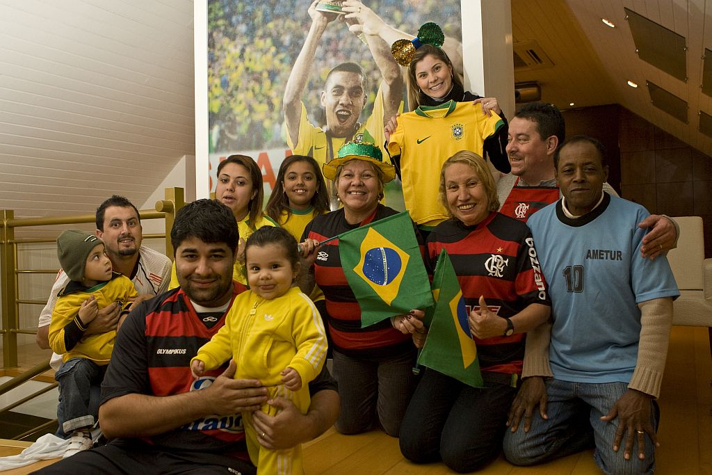Familiares e amigos do meia Kleberson, do Flamengo, festejaram ontem a convocação em Curitiba | Antonio Costa/ Gazeta do Povo