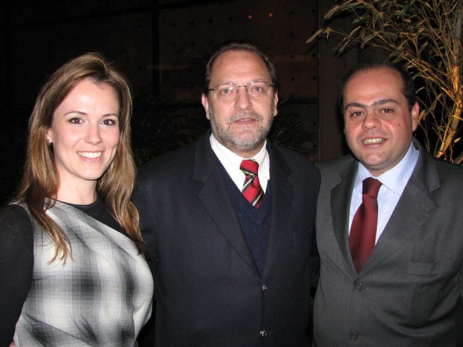 Daniela Jordan, gerente regional para o Sul da Travel Ace, e o gerente comercial da empresa, Claudio Gebenlian (à dir.), com o presidente da Abav-PR, Celso Tesser, na festa em comemoração aos 30 anos da operadora, no Taboo Eventos | 